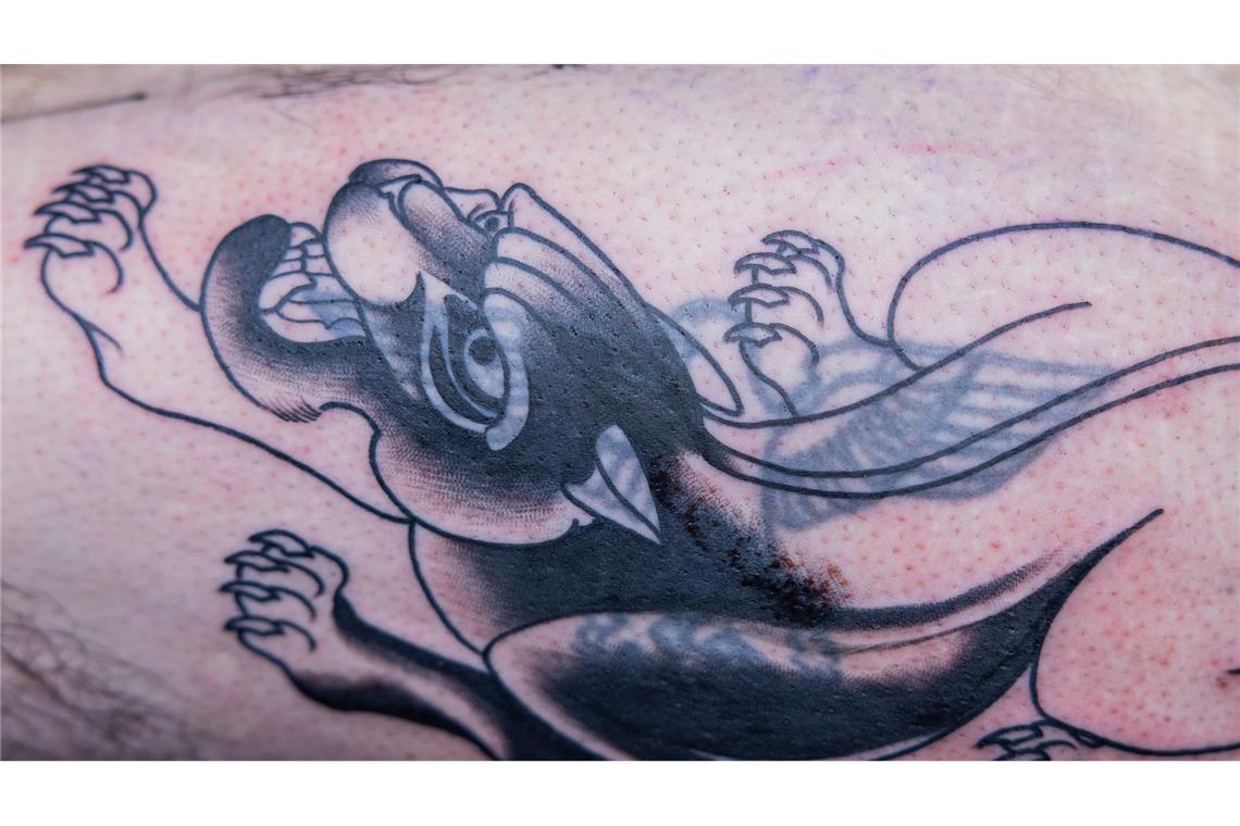 Dieses Tattoo-Studio verwandelt Reichsadler in Panther Bei Aussteiger Michael (Name geändert) entsteht über einem Reichsadler ein Panther.