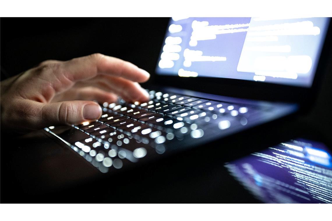 Bei DDoS-Angriffen wird eine Website oder ein Online-Dienst durch sehr viele gleichzeitige Anfragen überlastet, so dass er für normale Nutzer nicht mehr erreichbar ist. (Symbolbild)