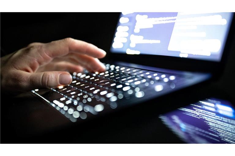 Bei DDoS-Angriffen wird eine Website oder ein Online-Dienst durch sehr viele gleichzeitige Anfragen überlastet, so dass er für normale Nutzer nicht mehr erreichbar ist. (Symbolbild)