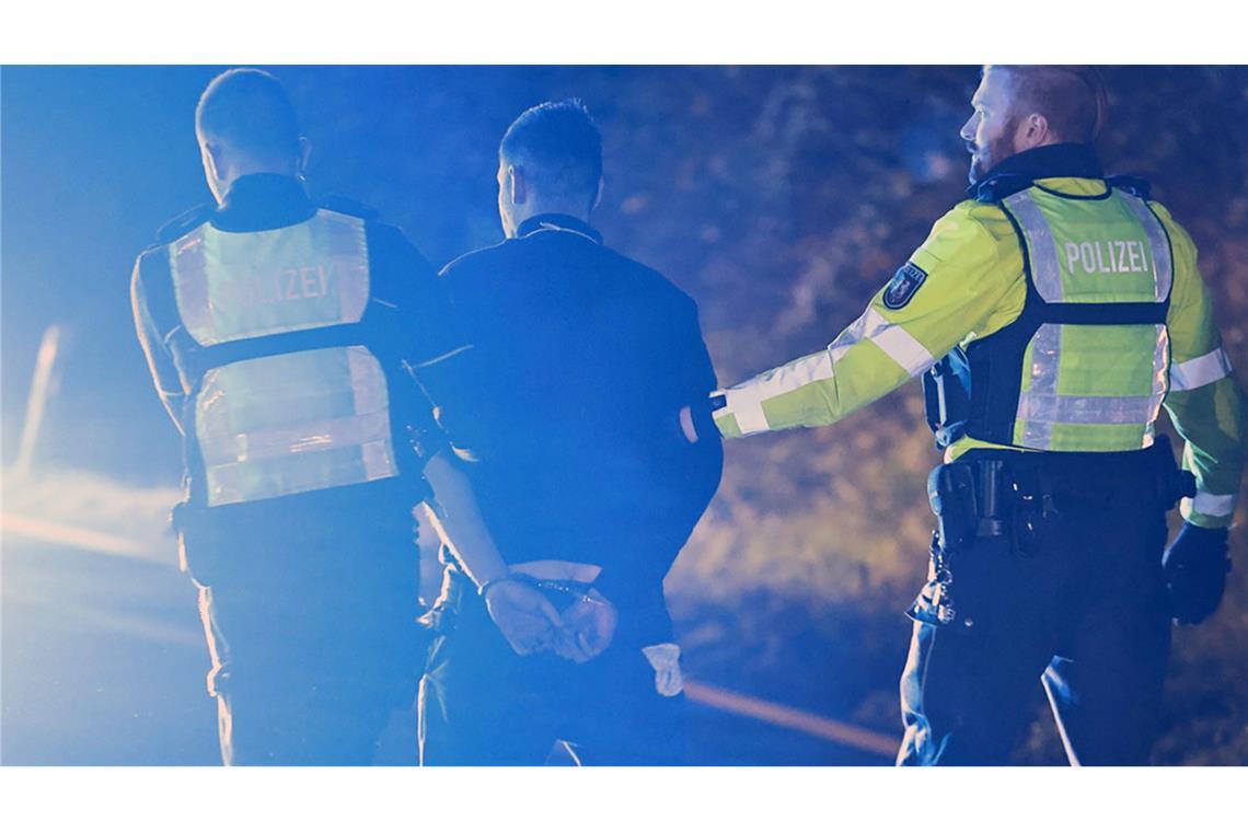Lkw-Fahrer nach Chaosfahrt vorerst in psychiatrischer Klinik Bei dem 30-Jährigen besteht der Verdacht auf Alkohol- und Drogenkonsum.
