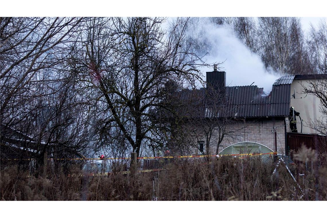Frachtflugzeug abgestürzt - Was wir wissen und was nicht Bei dem Absturz des Flugzeugs trafen Trümmerteile auch ein Wohnhaus.