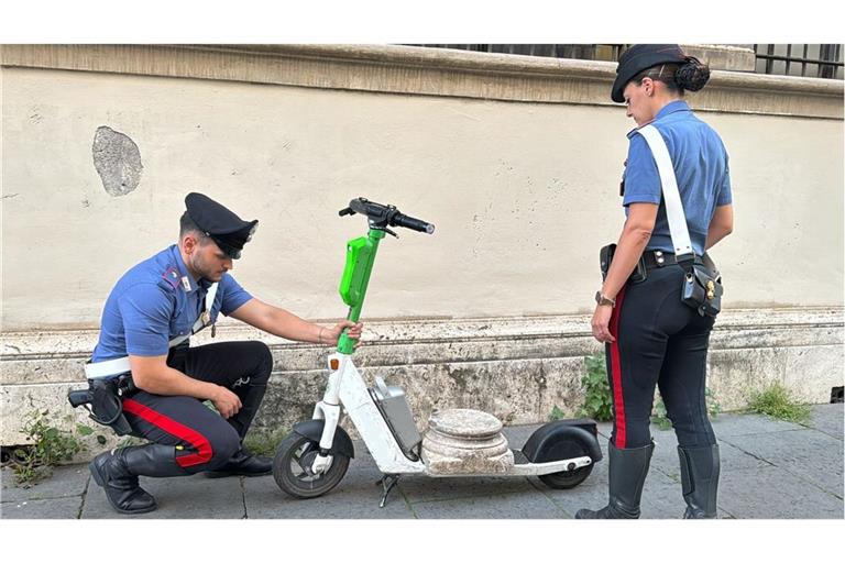 Bei dem Anblick des Sockels staunten die Carabinieri nicht schlecht.