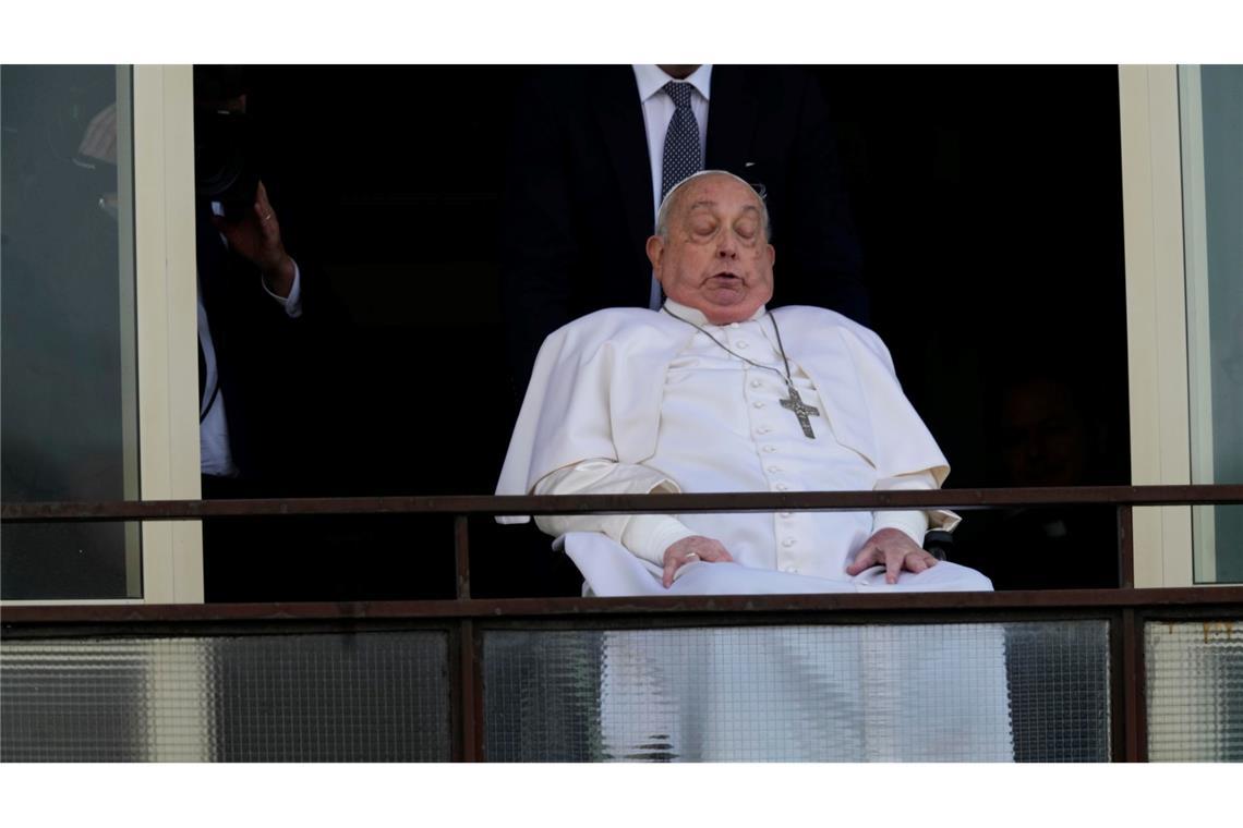 Papst nach fünf Wochen zurück im Vatikan Bei dem Auftritt auf dem Balkon wirkte er noch sehr geschwächt.