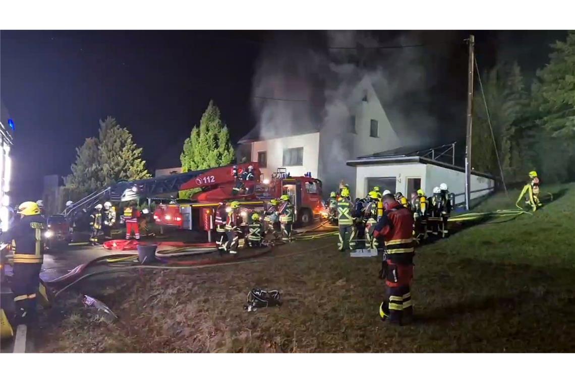 Panne bei tödlichem Brand: Leitstelle verwechselt Orte Bei dem Brand kamen zwei Menschen ums Leben.