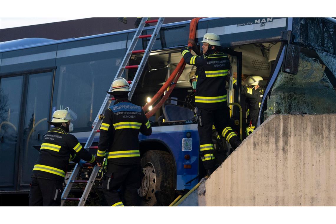 Bei dem Busunfall ist ein 13-jähriges Mädchen gestorben.