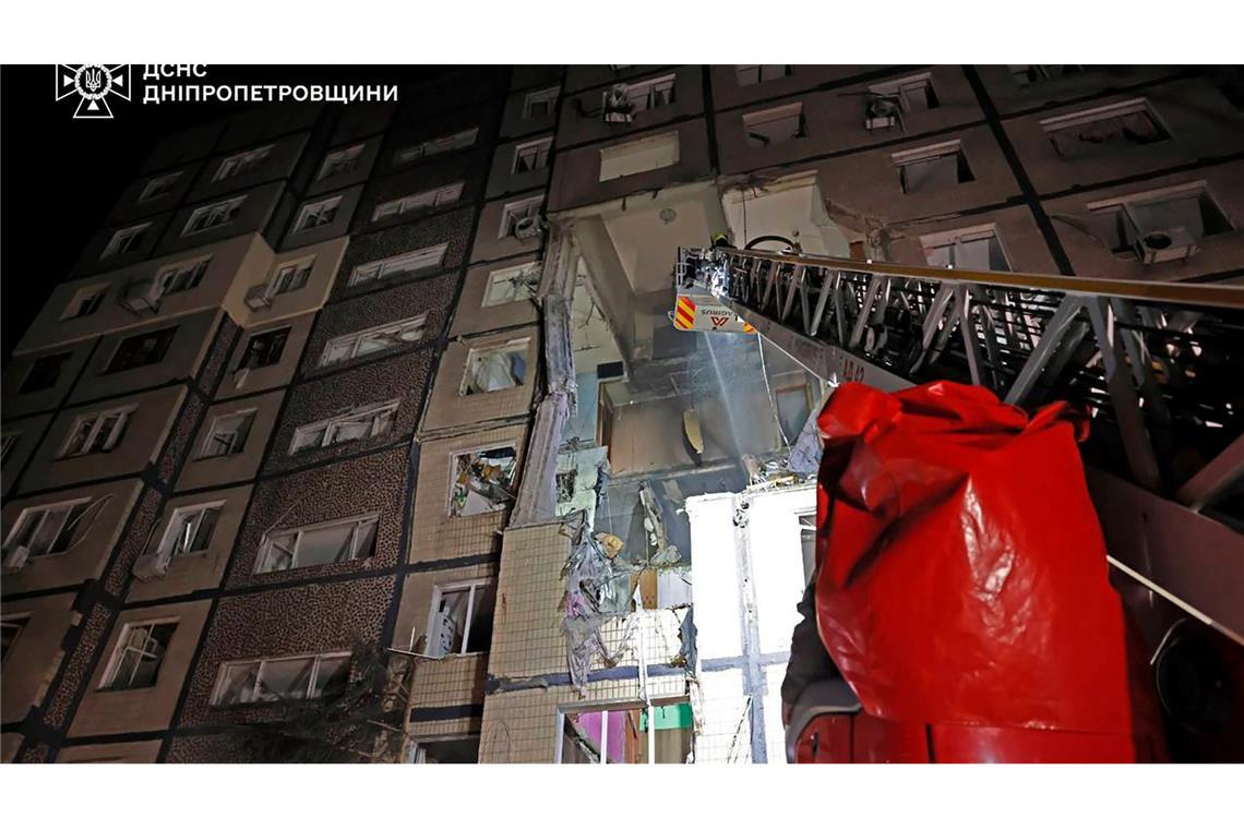 Bei dem Drohneneinschlag in einem mehrstöckigen Wohnhaus in Dnipro gab es Tote und Verletzte.