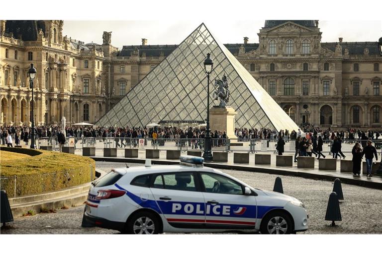 Nach Louvre-Raub: DNA-Spuren führen zu Festnahmen Bei dem Einbruch am Sonntag vor einer Woche hatten unbekannte Täter Schmuckstücke und Juwelen im geschätzten Wert von rund 88 Millionen Euro erbeutet.