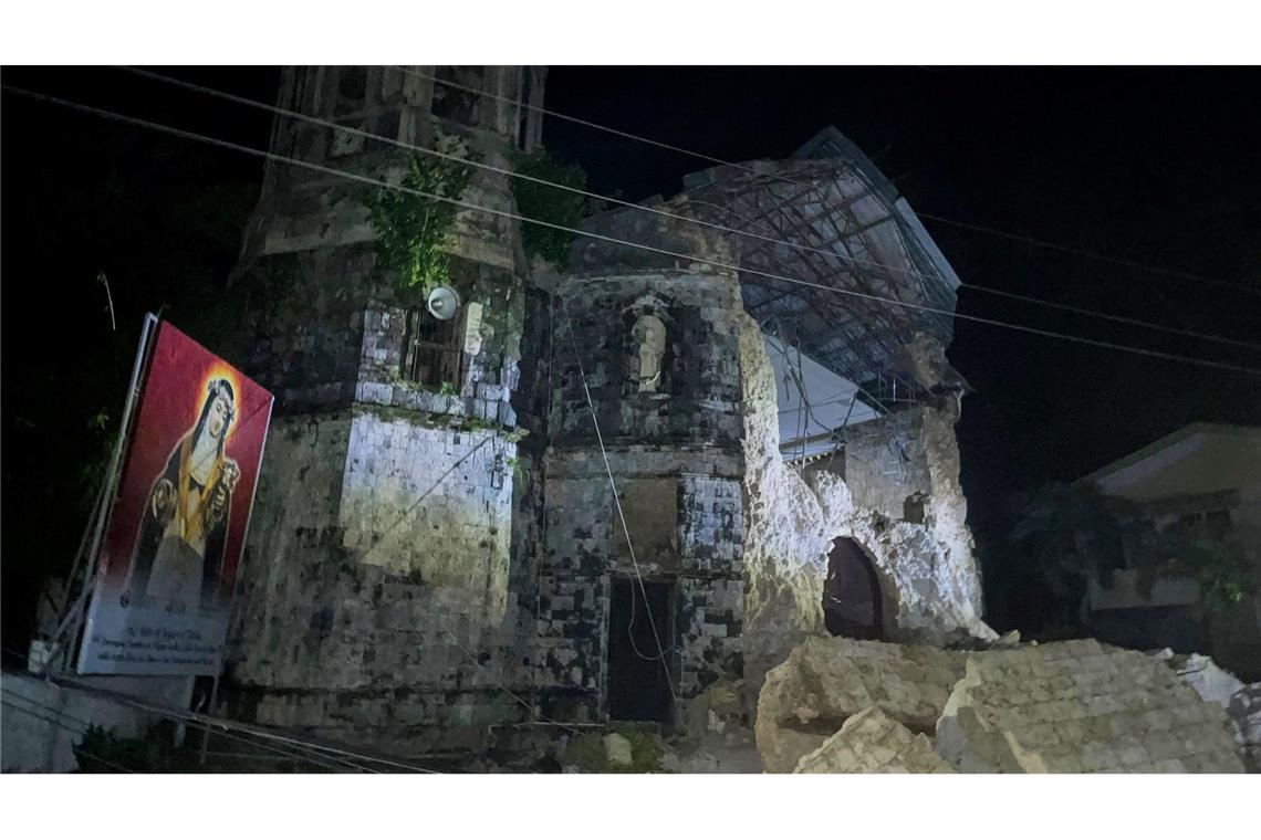 Starkes Erdbeben vor den Philippinen Bei dem Erdbeben wurde auch eine Kirche beschädigt.