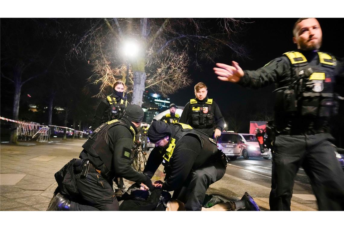 Behörden gehen von antisemitischer Attacke in Berlin aus Bei dem Festgenommenen handelt es sich um einen 19 Jahren alten anerkannten Asylbewerber aus Syrien.
