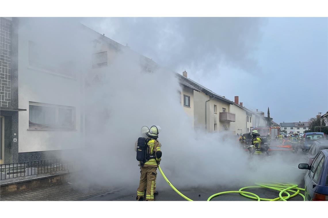 Bei dem Feuerwehreinsatz stürzte ein Passant auf gefrorenem Löschwasser.