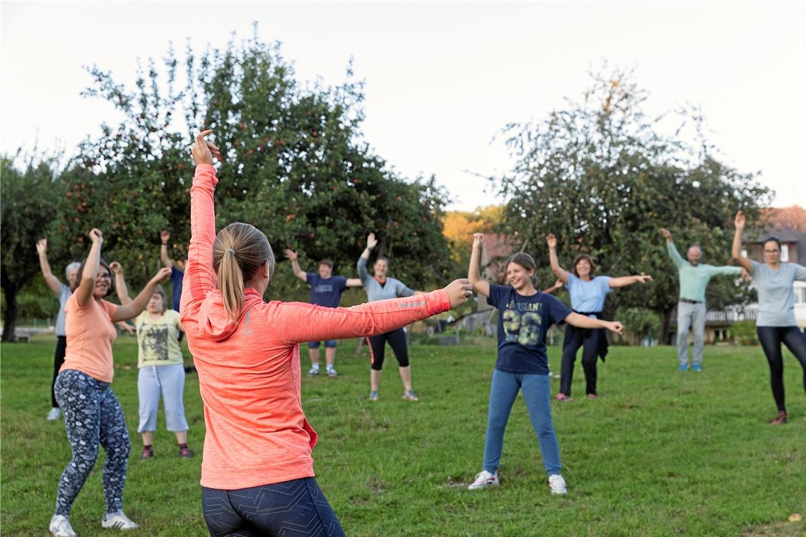 Bei dem flotten Wiesentanzgymnastikabend fordert Melanie Burkhardt (vorne) ihre Teilnehmer. Die Kombinationen verschiedener Schritt- und Bewegungsabfolgenhaben es teils in sich und benötigen auch Konzentration. Fotos: J. Fiedler