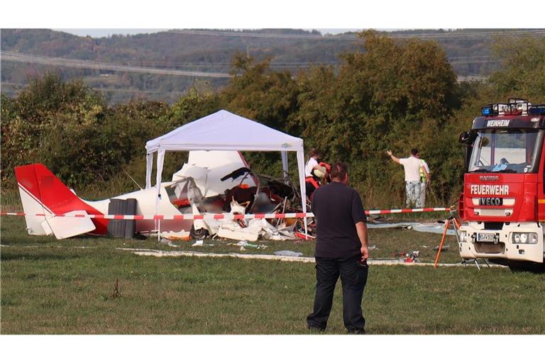 Bei dem Flugzeugabsturz im hessischen Viernheim sind zwei Männer gestorben, eine Frau und ein Kleinkind wurden schwerst verletzt.