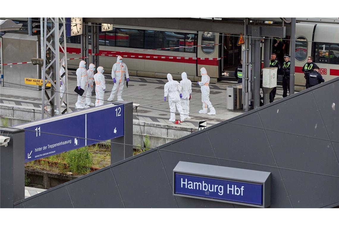 Messerangriff in Hamburg: Was einen Monat danach bekannt ist Bei dem Messerangriff vom 23. Mai 2025 wurden nach jüngsten Angaben der Staatsanwaltschaft 19 Menschen im Hamburger Hauptbahnhof verletzt. (Archivbild)