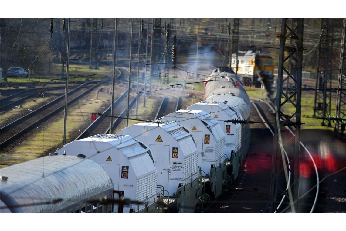 Nach vier Jahren: Ein Castor-Zug kommt in Deutschland an Bei dem Transport geht es um Abfälle, die nach der Wiederaufarbeitung von Brennelementen aus deutschen Atomkraftwerken übrig geblieben sind.