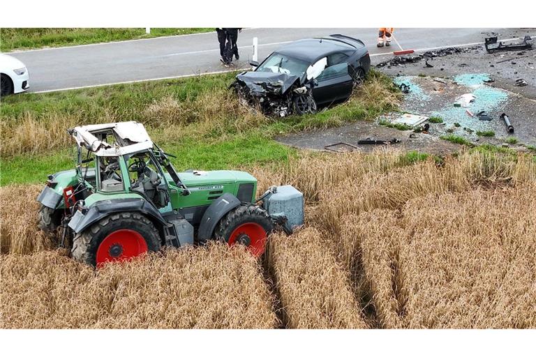 Bei dem Überschlag wurde ein vierjähriger Junge aus dem Traktor geschleudert und schwer verletzt.