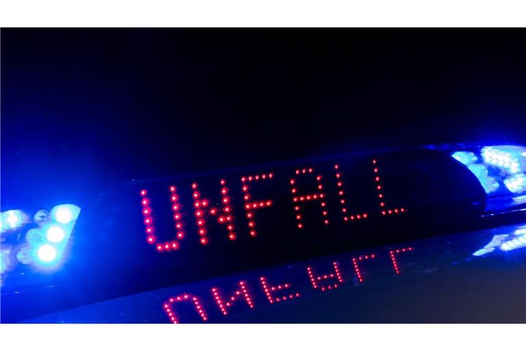 Bei dem Unfall entstand immenser Sachschaden. (Symbolbild)