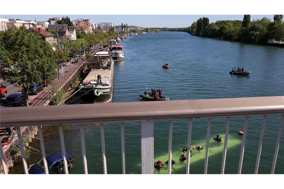 Bei dem Unfall nahe Paris ist ein Bus komplett in der Seine versunken.