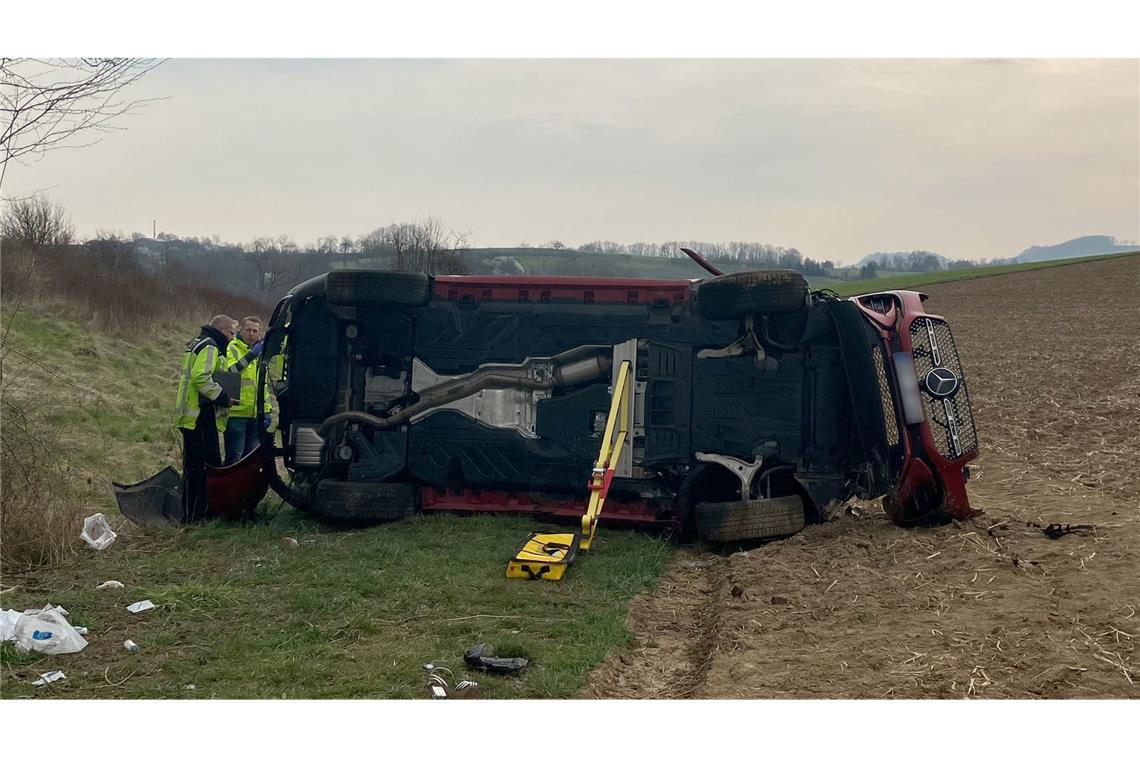 Zwei Menschen sterben bei Unfall auf A6 bei Heilbronn Bei dem Unfall sind zwei Menschen verstorben.