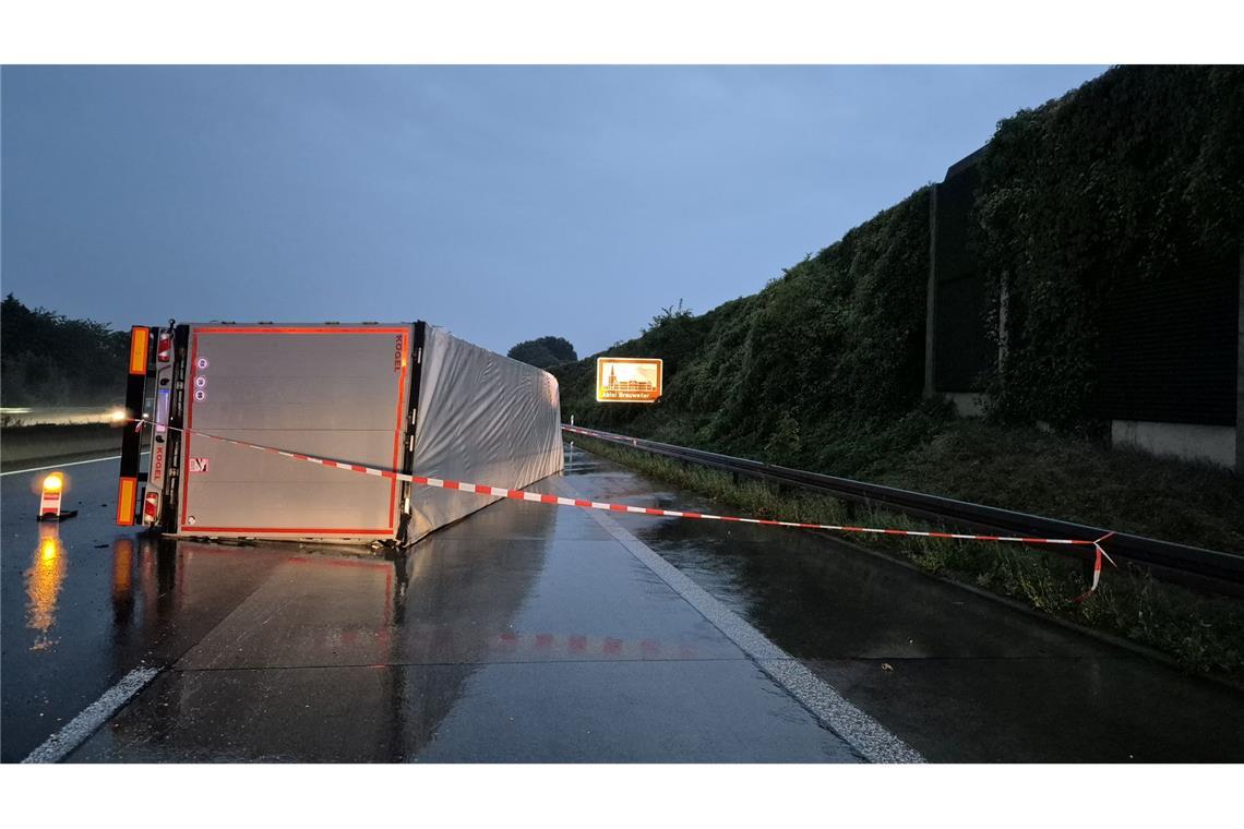 Starkregen überflutet Straßen und Keller im Westen Bei dem Unfall wird Aquaplaning als Ursache angenommen.