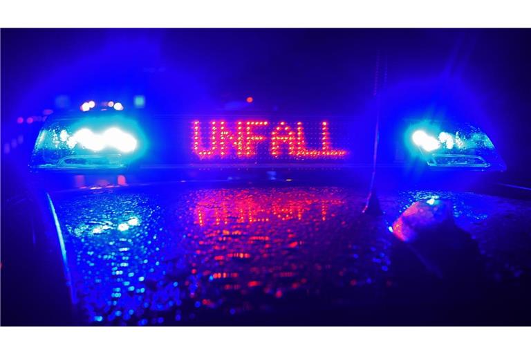 Bei dem Unfall wurde der Autofahrer leicht verletzt. (Symbolbild)