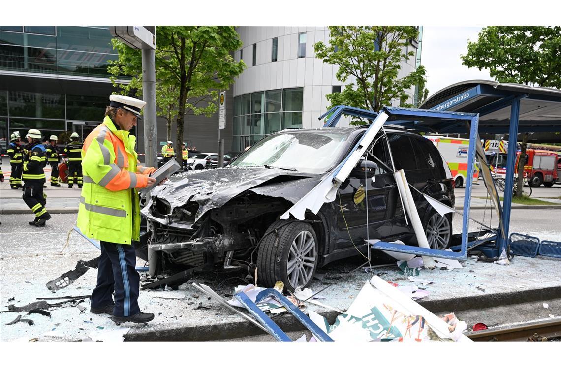 Auto fährt in Haltestelle - mehrere Verletzte Bei dem Unfall wurde mehrere Menschen verletzt, drei davon schwer.