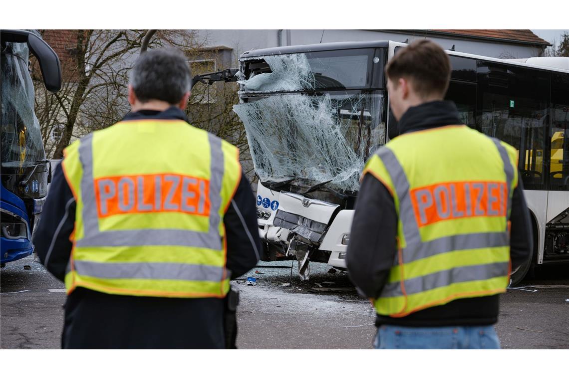 Busunfall mit 33 Verletzten – Kitagruppe betroffen Bei dem Unfall wurden die Frontscheiben der Busse stark beschädigt.