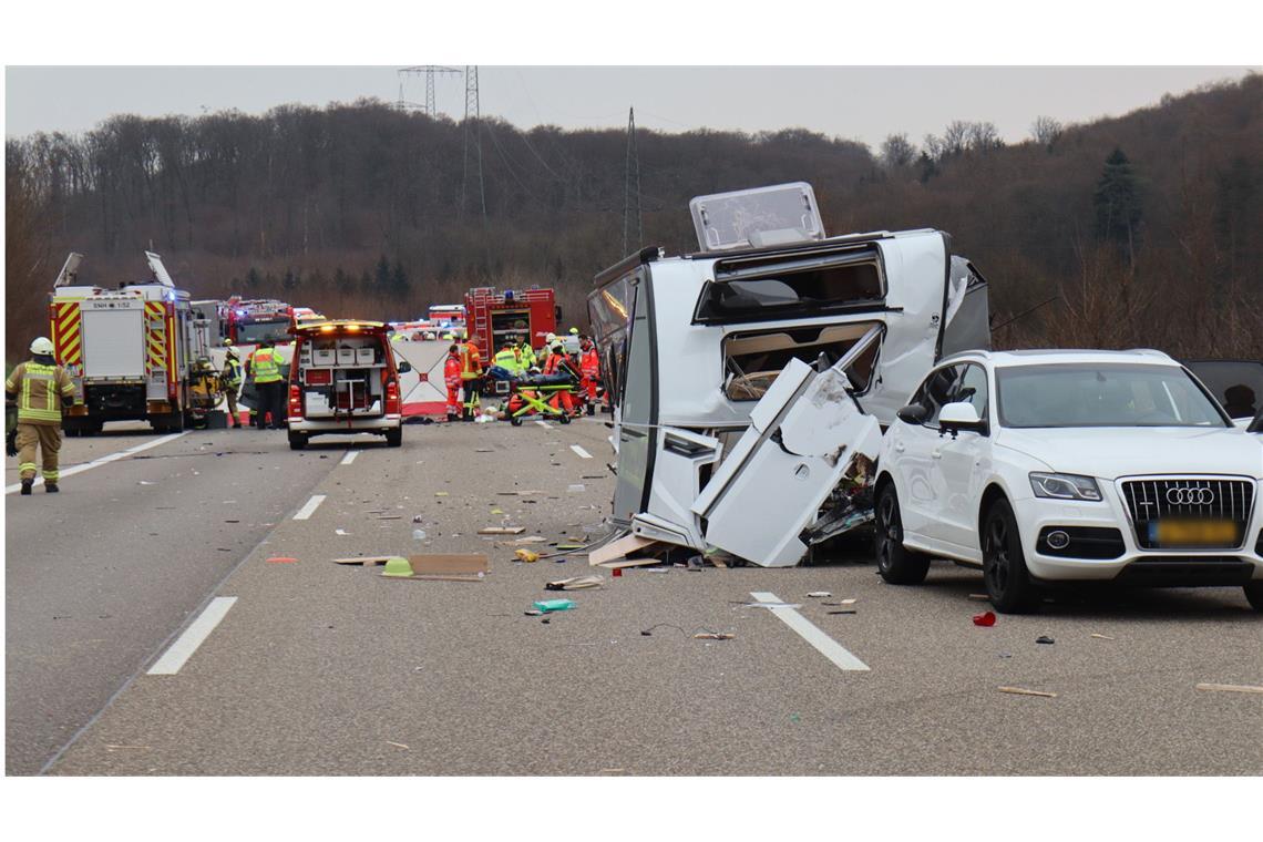 Mehrere Schwerverletzte bei Unfall auf A6 Bei dem Unfall wurden mehrere Menschen schwer verletzt.