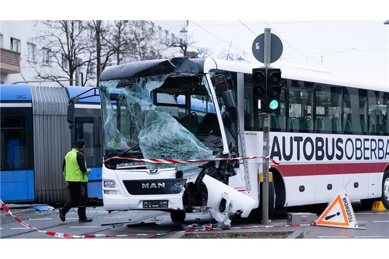 Bei dem Unfall wurden mehrere Menschen verletzt.