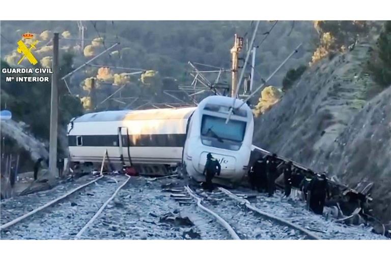 Bei dem Unglück in Andalusien im Süden des Landes am Sonntagabend kamen mindestens 40 Menschen ums Leben.
