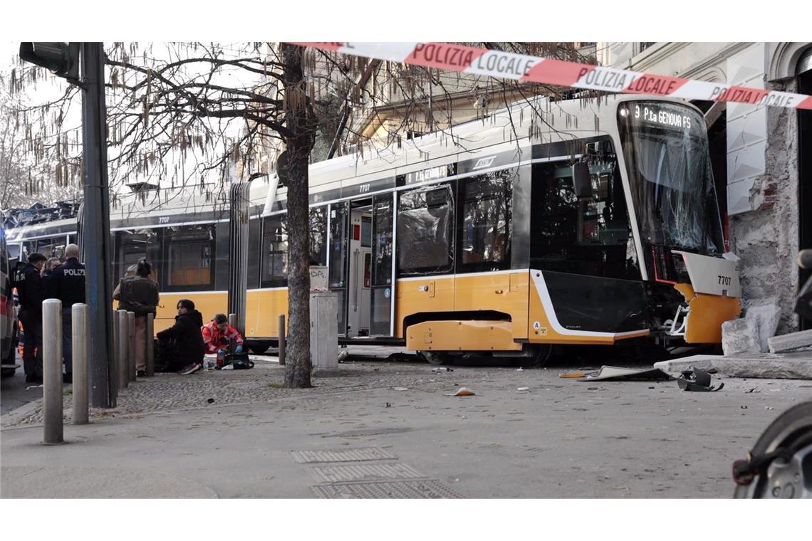 Bei dem Unglück kam mindestens eine Person ums Leben.