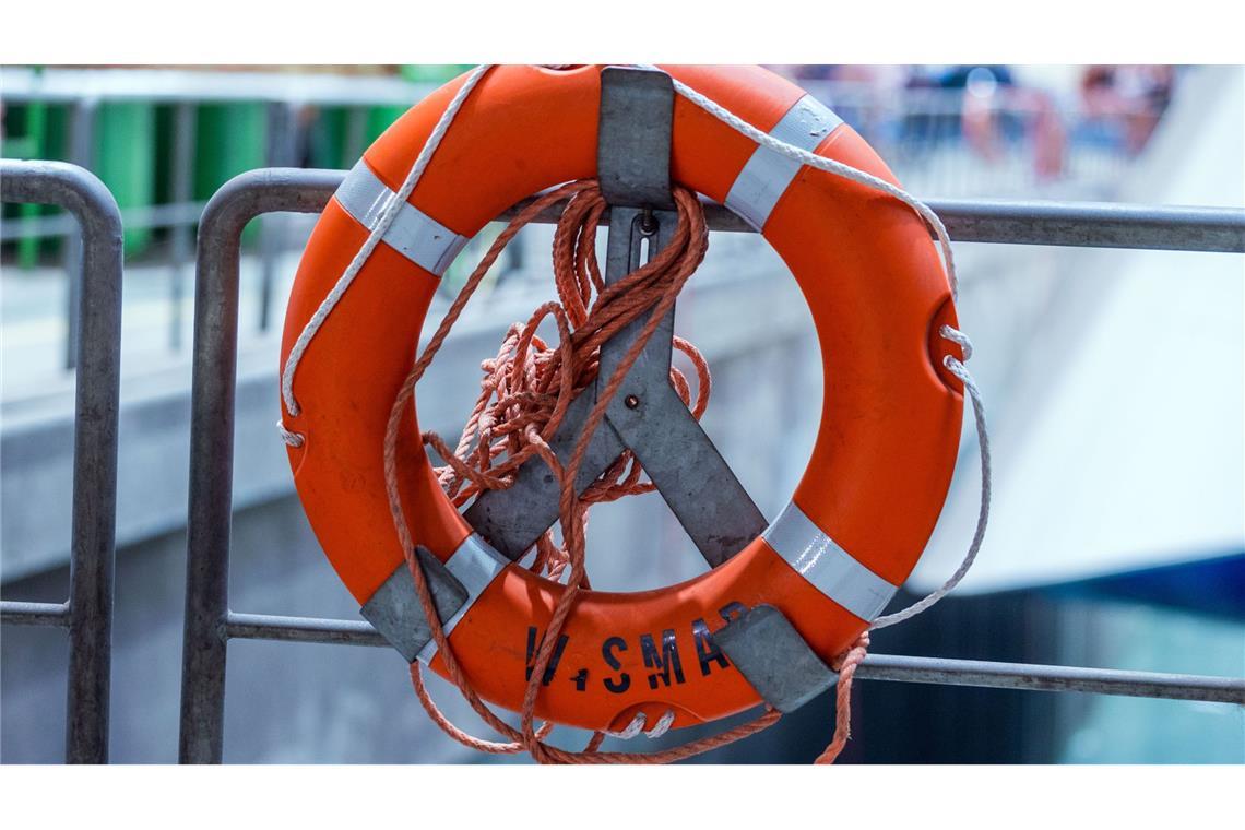 Mann will Angler aus Wasser retten - beide tot Bei dem versuch einen Ertrinkenden zu retten, streben beide. (Symbolbild)