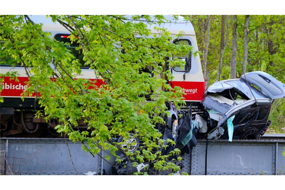 Bei dem Zusammenstoß wurde der Autofahrer schwer verletzt.