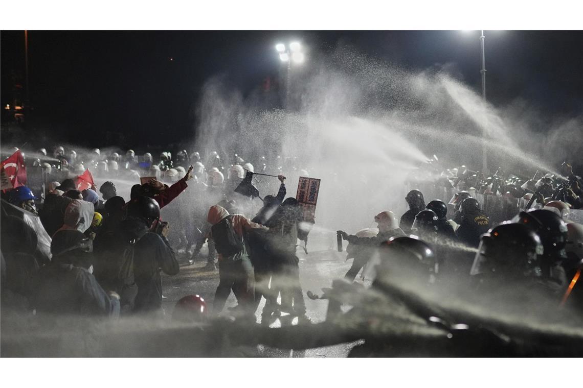 Massenproteste gegen Inhaftierung von Erdogan-Rivalen Imamoglu Bei Demonstrationen in der Türkei zogen Hunderttausende durch die Straßen. Die Polizei setzte Gewalt gegen die Demonstranten ein.
