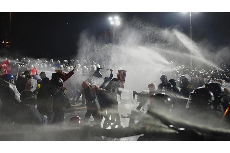 Bei Demonstrationen in der Türkei zogen Hunderttausende durch die Straßen. Die Polizei setzte Gewalt gegen die Demonstranten ein.