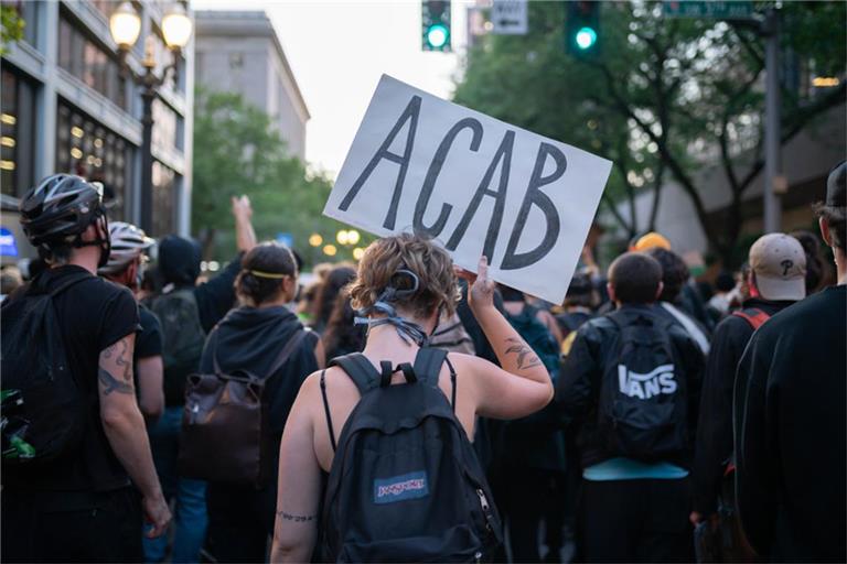 Bei Demonstrationen oder als Graffiti sieht man "ACAB" relativ häufig.