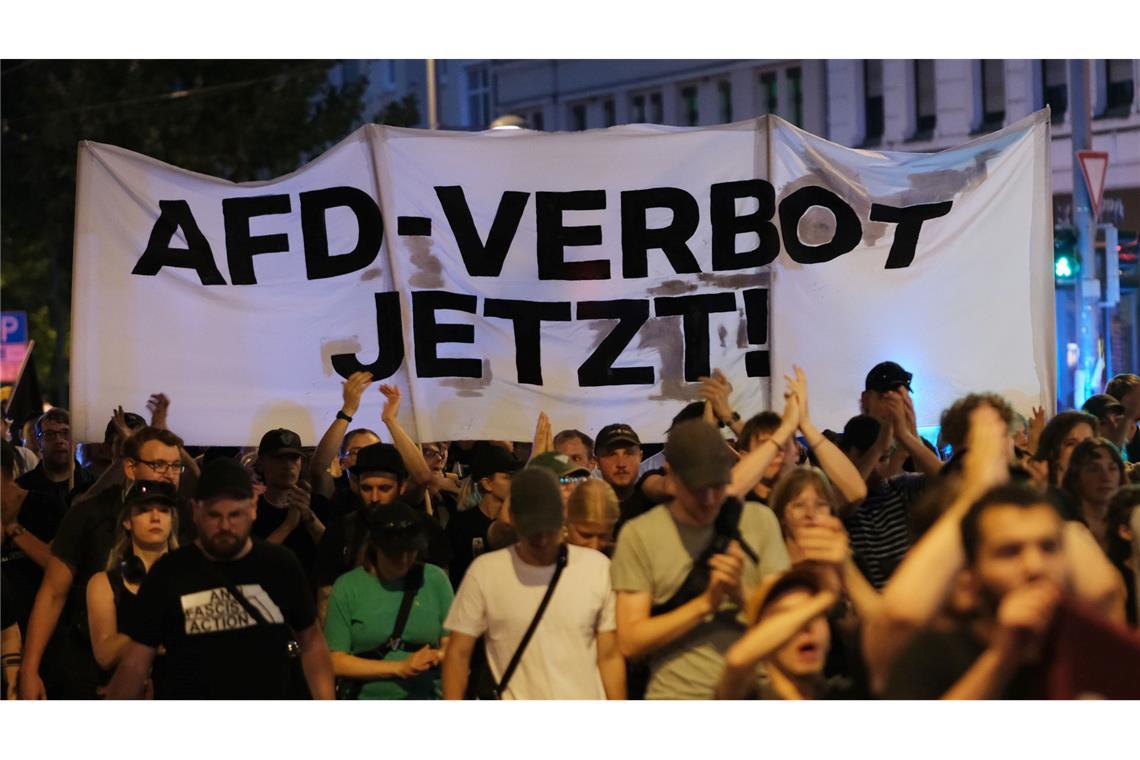 Grünen-Abgeordnete stellen neuen Antrag für AfD-Verbot vor Bei Demonstrationen wird häufig der Ruf nach einem Verbot der AfD laut. Über einen Verbotsantrag müsste in jedem Fall das Bundesverfassungsgericht entscheiden.