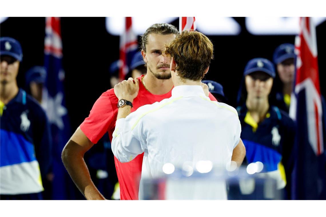 "Habemus Sinner": Tennisstar nach Sperre im Trubel gefeiert Bei den Australian Open tröstete Sinner noch den im Finale unterlegenen Zverev.