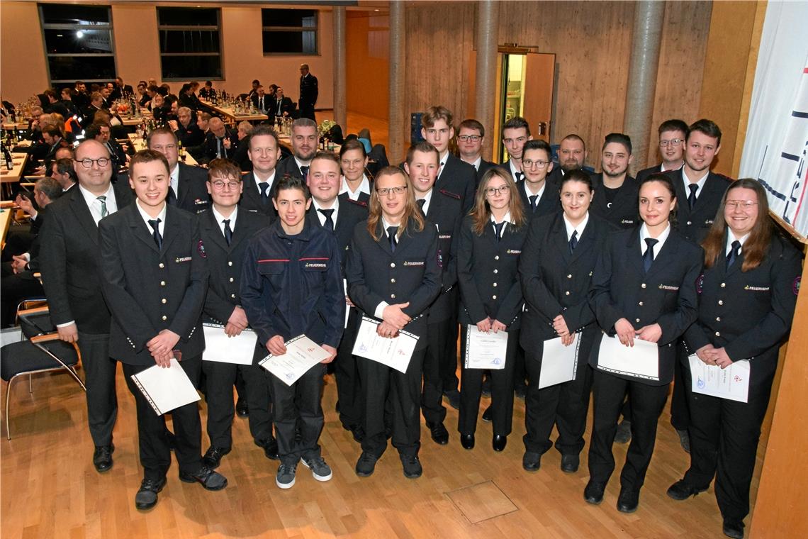 Moderner Dienstleister für Mitmenschen Bei den Beförderungen in die aktive Feuerwehr kommen etliche Einsatzkräfte aus der eigenen Jugend. Fotos: Elisabeth Klaper