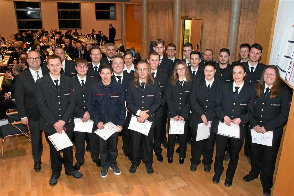 Bei den Beförderungen in die aktive Feuerwehr kommen etliche Einsatzkräfte aus der eigenen Jugend. Fotos: Elisabeth Klaper