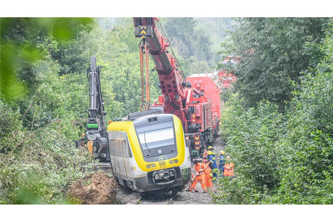Bei den Bergungsarbeiten kommt ein Spezialkran zum Einsatz.