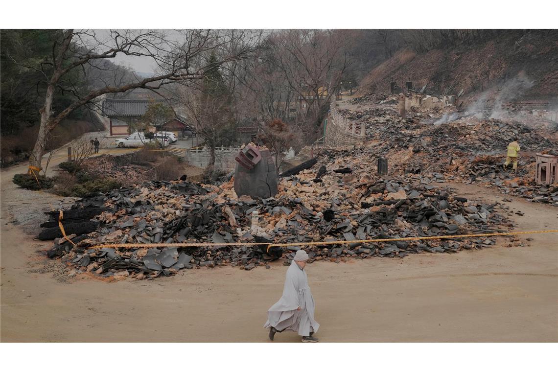 Waldbrände in Südkorea weitgehend eingedämmt Bei den Bränden ist der über tausend Jahre alte Gounsa-Tempel zerstört worden.