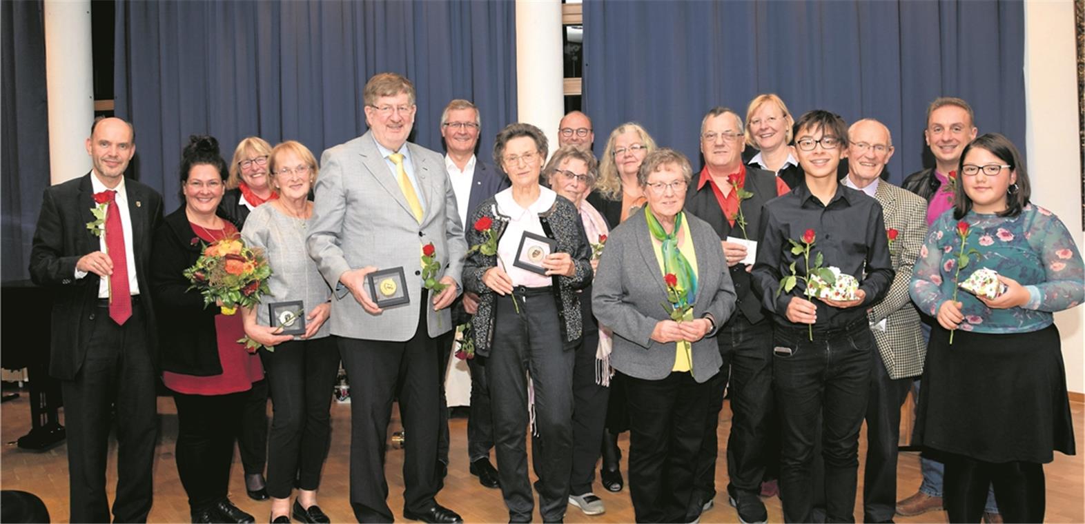 Bei den Ehrungen vertreten: Gernot Gruber, Patricia Wirth, Sonja Allinger-Helbig, Sabine Hübler, Friedhart Hübler, Nils Opitz-Leifheit, Gudrun Gruber, Gertrud Gehring, Bürgermeister Armin Mößner, Gisela Bohl, Sigrun Dobler, Dieter Honosch, Elisabeth Zenker, Hendrik Wagner, Wilhelm Wieland, Erdogan Gültekin und Melis Gültekin (von links). Foto: E. Klaper