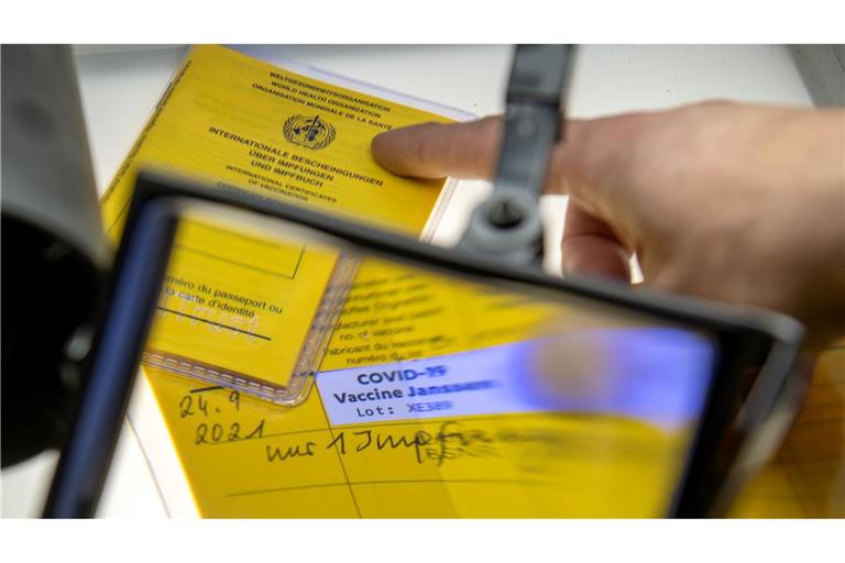 Bei den Ermittlungen gegen einen Arzt wegen manipulierter Corona-Impfungen wurden von der Kripo auch sichergestellte Impfpässe untersucht. Nun ist der gesuchte Mediziner nach jahrelanger Flucht in Südamerika gefasst worden. (Archivfoto)