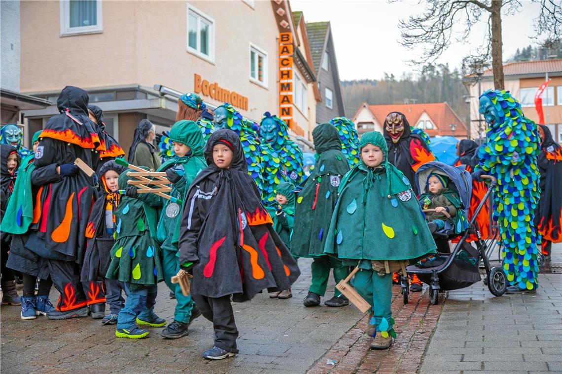 Stelldichein von Polizist, Teufelchen, Dino und Avocado Bei den Henderwäldlern sind die Tröpfle und Flämmle als junge Repräsentanten ganz vorne mit dabei, als es vom oberen Tor zum Marktplatz geht.