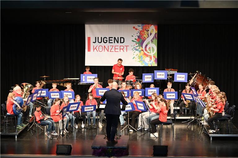 Bei den Hit Kids spielen viele ehemalige Bläserklassenschüler mit , wodurch das Ensemble, geleitet von Kevin Perri, nun über 30 Kinder und Jugendliche zählt. Fotos: Elisabeth Klaper
