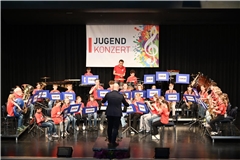 Bei den Hit Kids spielen viele ehemalige Bläserklassenschüler mit , wodurch das Ensemble, geleitet von Kevin Perri, nun über 30 Kinder und Jugendliche zählt. Fotos: Elisabeth Klaper
