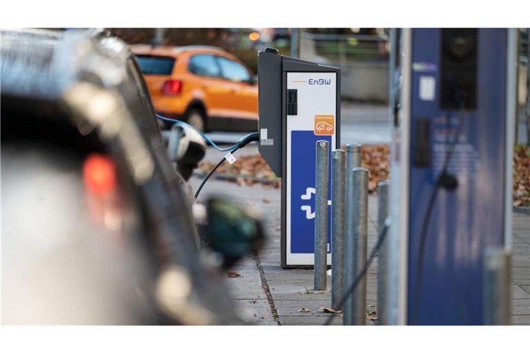 Bei den Neuzulassungszahlen von Elektroautos in Deutschland liegen deutsche Hersteller einer Analyse zufolge deutlich in Führung. (Symbolbild)