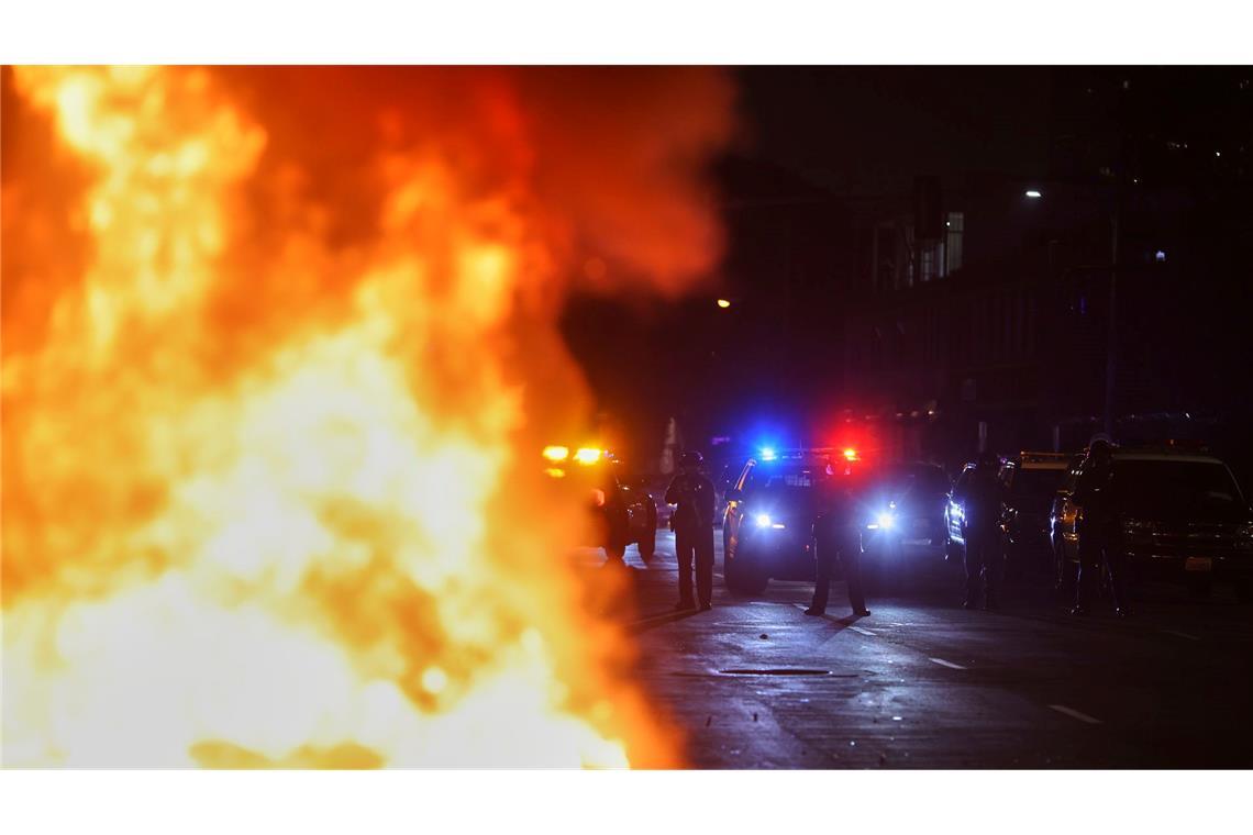 Eskaliert die Lage in Los Angeles? Bei den Protesten in Los Angeles wurden auch Autos angezündet. Eher eine Ausnahme, doch das sorgt für Aufsehen.