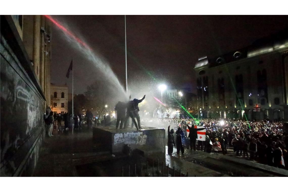 Ausschreitungen in Georgien - Regierung bietet Gespräch an Bei den Protesten kommt es immer wieder zu gewaltsamen Zusammenstößen zwischen Demonstranten und Polizei.