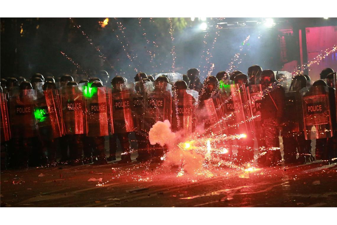 Proeuropäischer Protest in Georgien - Lage spitzt sich zu Bei den Protesten liefern sich Demonstranten und Polizei teilweise Straßenschlachten.